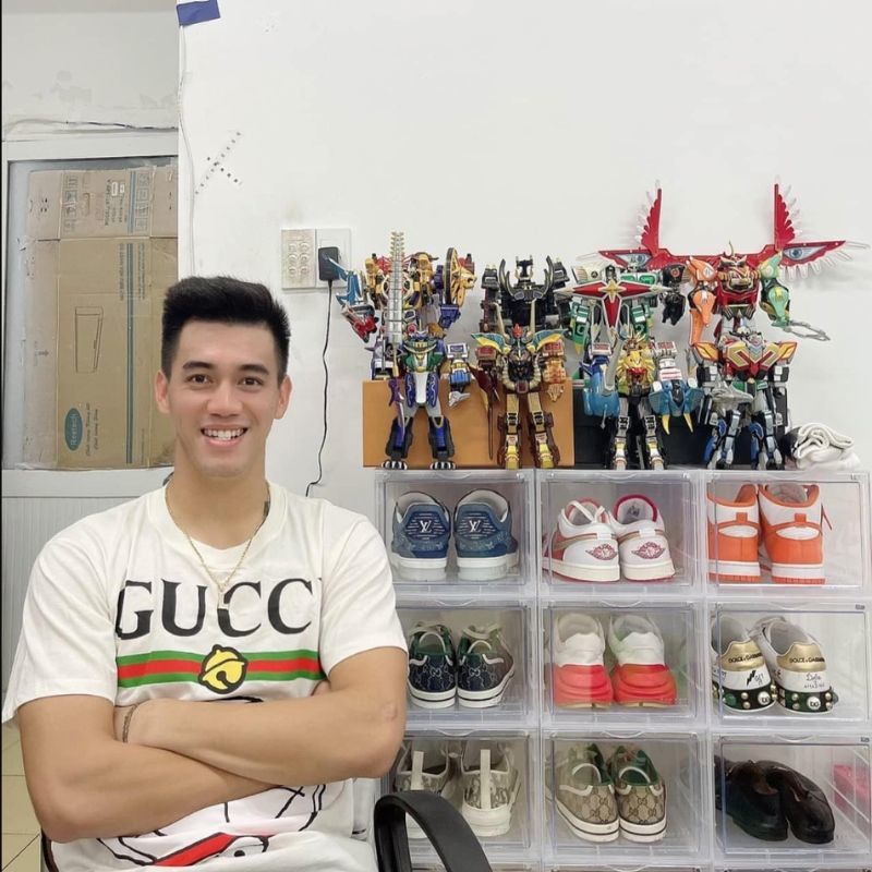 
Bộ sưu tập giày từ nhiều thương hiệu xa xỉ của Tiến Linh. (Ảnh: IG Nguyễn Tiến Linh)