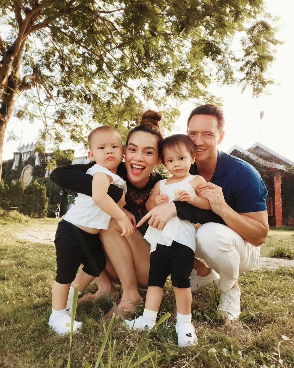Các thành viên thường xuyên đi du lịch, cho các con trải nghiệm cuộc sống. (Ảnh: Instagram Henrylisaleon) - Tin sao Viet - Tin tuc sao Viet - Scandal sao Viet - Tin tuc cua Sao - Tin cua Sao