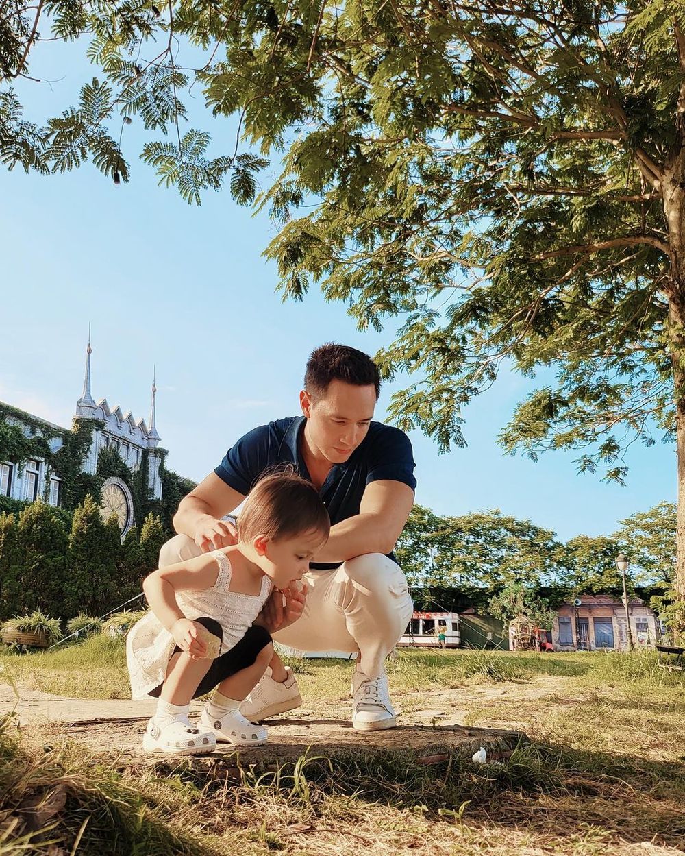 Vợ chồng nam diễn viên cùng con vừa học, vừa chơi, tìm hiểu mọi thứ xung quanh. (Ảnh: Instagram Henrylisaleon) - Tin sao Viet - Tin tuc sao Viet - Scandal sao Viet - Tin tuc cua Sao - Tin cua Sao