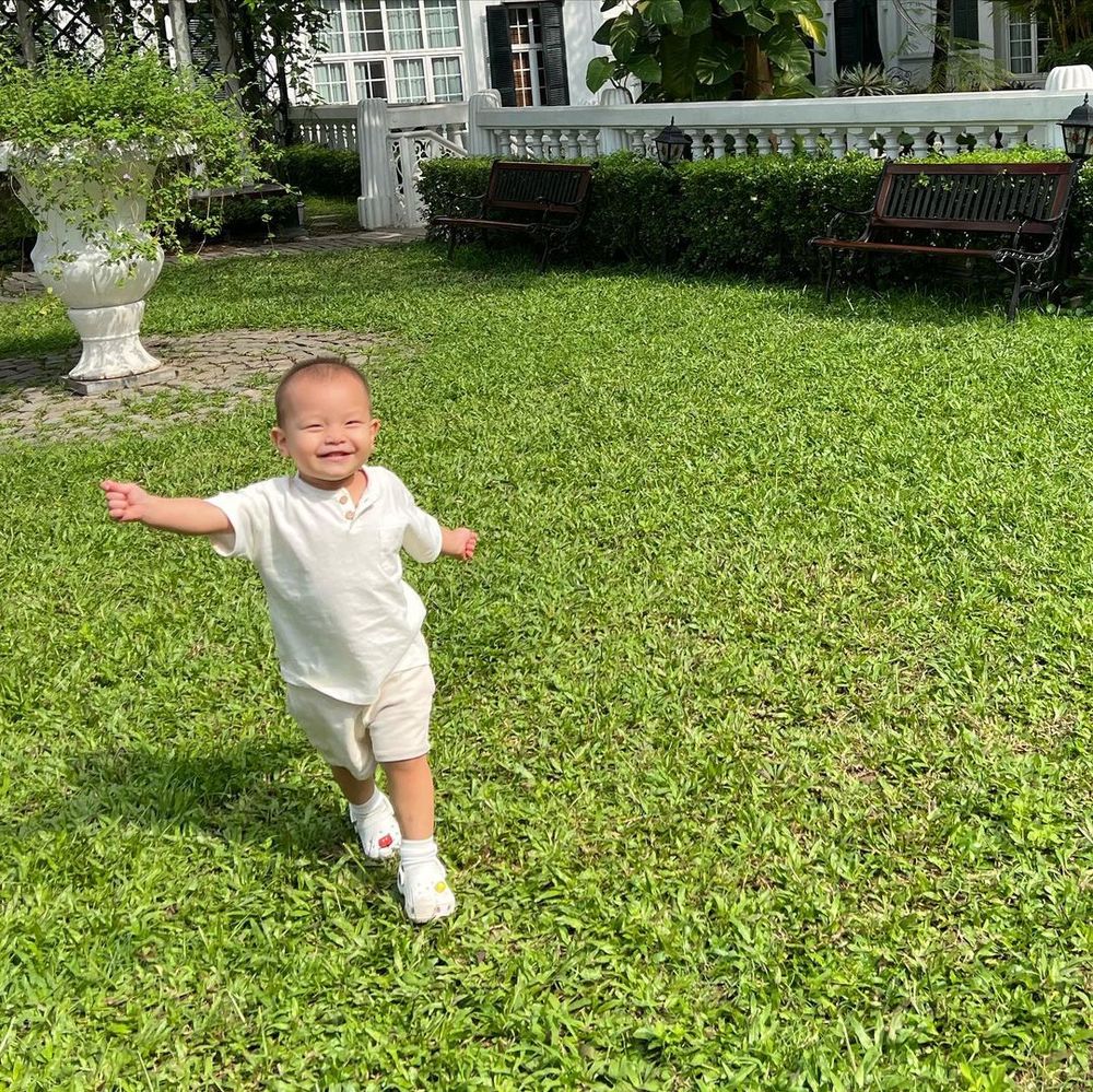 Mỗi khi được ra ngoài bé Leon đều thể hiện hết sự năng động, nhanh nhẹn của mình. (Ảnh: Instagram Henrylisaleon) - Tin sao Viet - Tin tuc sao Viet - Scandal sao Viet - Tin tuc cua Sao - Tin cua Sao