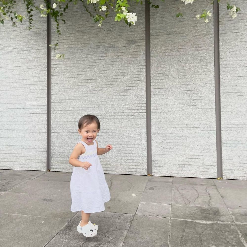Bé Lisa nhảy nhót khác hẳn với cô bé nhẹ nhàng, hiền dịu thường thấy. (Ảnh: Instagram Henrylisaleon) - Tin sao Viet - Tin tuc sao Viet - Scandal sao Viet - Tin tuc cua Sao - Tin cua Sao