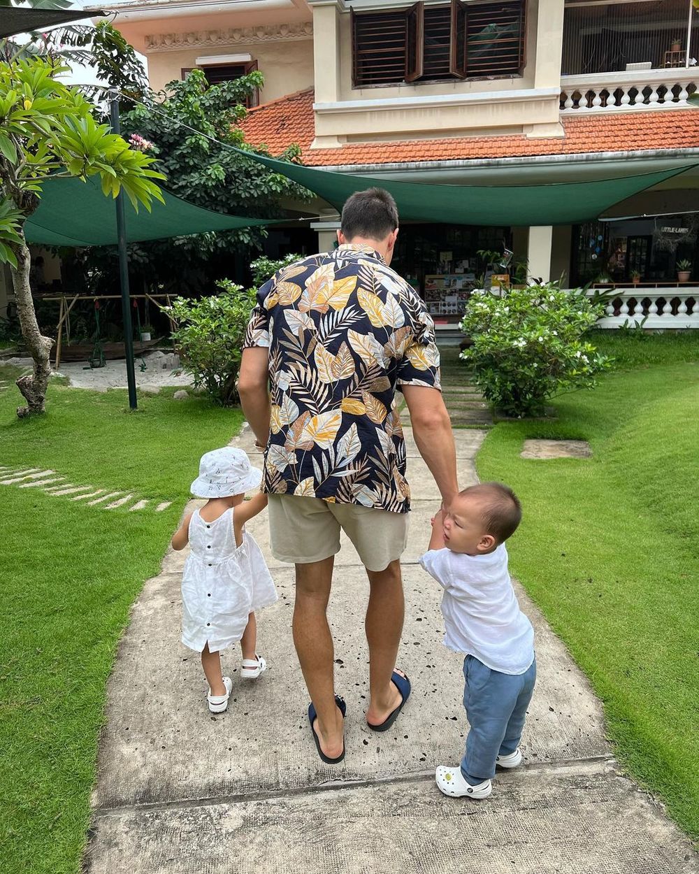 Leon không chịu vào lớp, còn kéo tay ba Kim Lý trông rất hài hước. (Ảnh: Instagram Henrylisaleon) - Tin sao Viet - Tin tuc sao Viet - Scandal sao Viet - Tin tuc cua Sao - Tin cua Sao