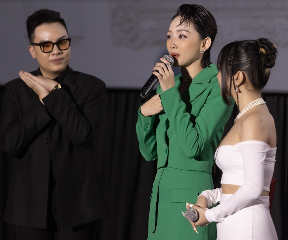    Tóc Tiên là người mở màn cho album đầu tay của Hứa Kim Tuyền. 