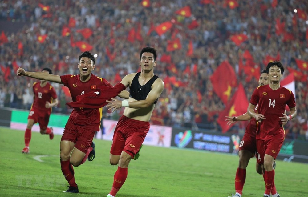  
Sau bàn kiến tào đẹp mắt của đội trưởng ĐT u23 Việt Nam, Tiến Linh đã chớp lấy thời cơ nâng tỉ số lên 1-0 vào phút thứ 111 của trận đấu. (Ảnh: Vietnamplus) 

Bàn thắng đã giải tỏa được sự bức bối của Tiến Linh nói riêng và toàn đội nói chung. (Ảnh: Vietnamplus)