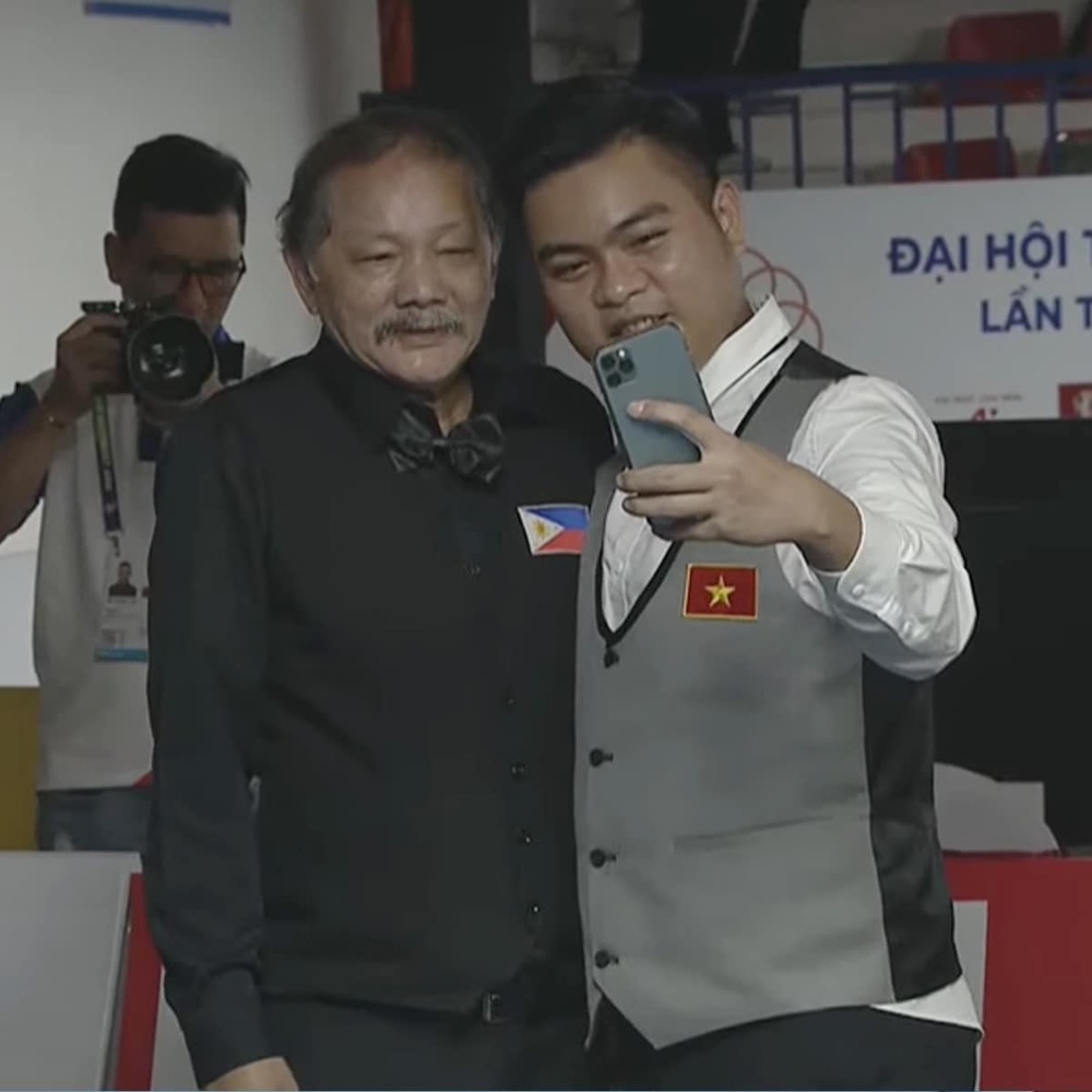 Dù thắng nhưng cơ thủ Việt Nam vẫn cực kì tôn trọng và xin phép được chụp ảnh với ông. (Ảnh: Thể Thao 247)