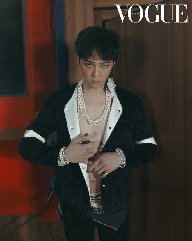  G-Dragon mang đến cơn sốt thời trang nam giới với vòng ngọc trai. (Ảnh: VOGUE)