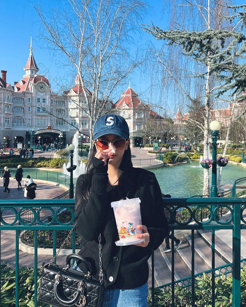  Người hâm mộ phát hiện Jisoo mang kính Cartier khi đi chơi ở Pháp. (Ảnh: Instagram @sooyaaa__)