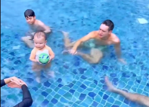  Gia đình Hà Hồ rất thích môn thể thao bơi lội. (Ảnh: FB Ho Ngoc Ha)