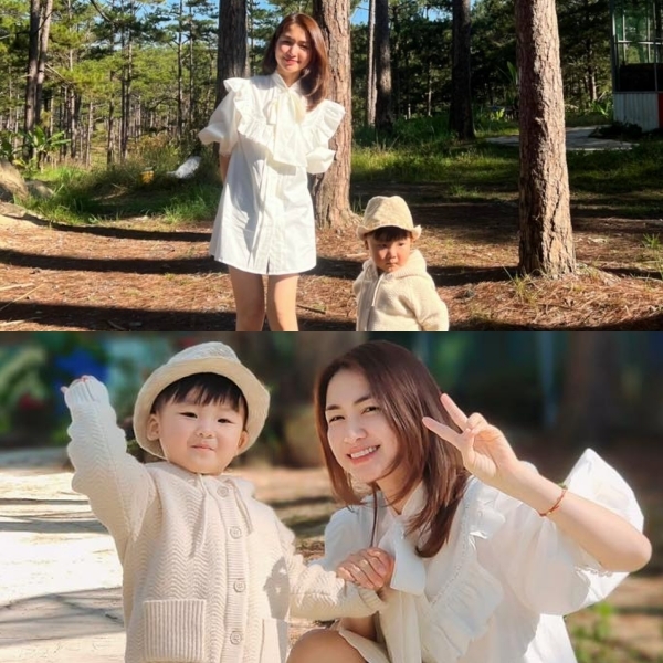 
Hòa Minzy và con trai diện đồ tông trắng đồng điệu, tương tác ăn ý trước ống kính. (Ảnh: FB Con là Bo đây)