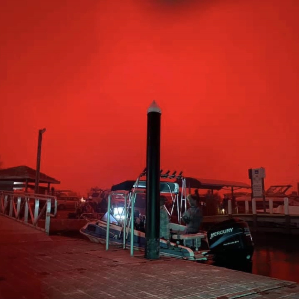  
Nguyên nhân gây ra màu đỏ trên bầu trời đêm là do tán xạ ánh sáng từ đèn của tàu cá tại cảng. (Ảnh: Sohu)