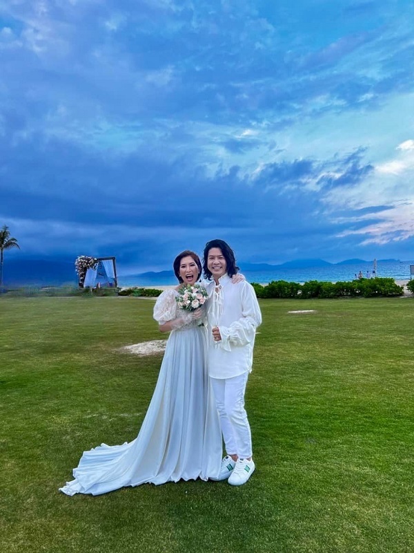 
Đạo diễn Ngọc Hùng chụp ảnh cùng Yến - bà xã Khương Ngọc. (Ảnh: FB Ngọc Hùng) - Tin sao Viet - Tin tuc sao Viet - Scandal sao Viet - Tin tuc cua Sao - Tin cua Sao