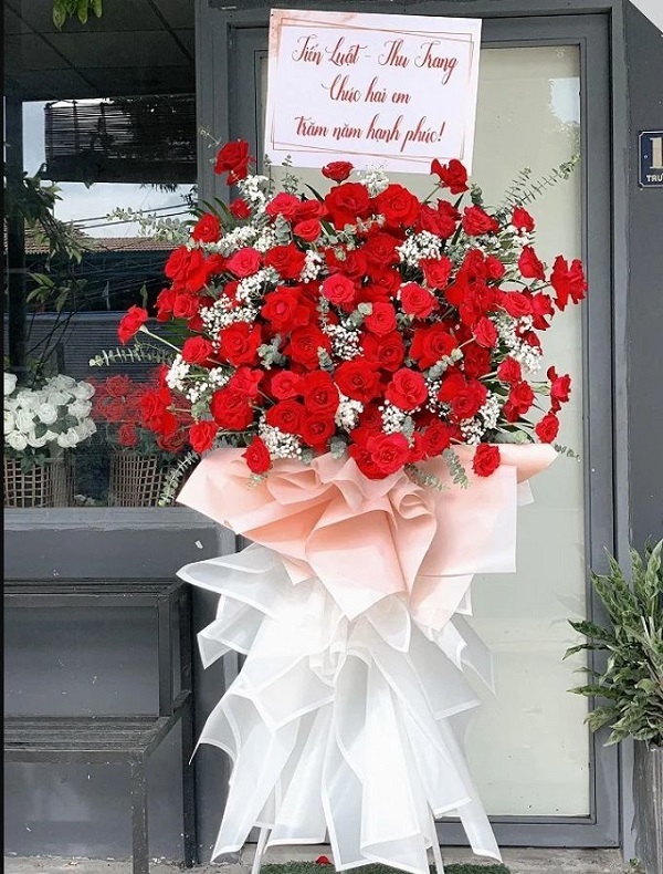  
Vợ chồng Thu Trang - Tiến Luật gửi hoa đến mừng đám cưới. (Ảnh: Hội Showbiz) - Tin sao Viet - Tin tuc sao Viet - Scandal sao Viet - Tin tuc cua Sao - Tin cua Sao