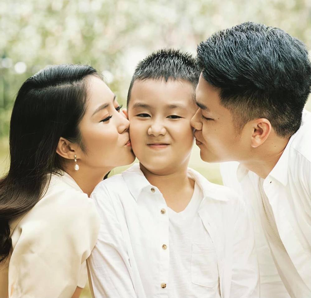 
Trung Kiên yêu thương con trai riêng của vợ. (Ảnh: Facebook Lê Phương) - Tin sao Viet - Tin tuc sao Viet - Scandal sao Viet - Tin tuc cua Sao - Tin cua Sao