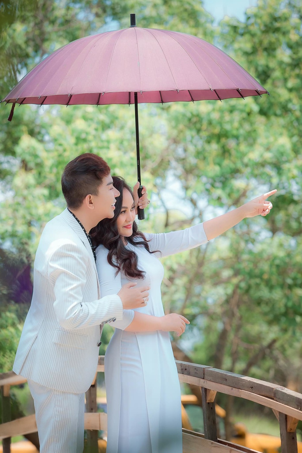  
Long Nhật luôn ân cần che ô cho bà xã. (Ảnh: FB Long Nhật) - Tin sao Viet - Tin tuc sao Viet - Scandal sao Viet - Tin tuc cua Sao - Tin cua Sao