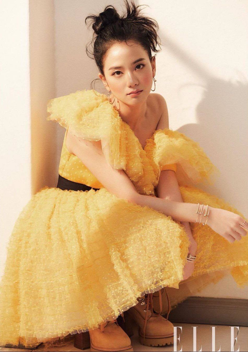 Nhãn hàng dùng những từ mỹ miều để khen ngợi nữ thần tượng. (Ảnh: Elle)