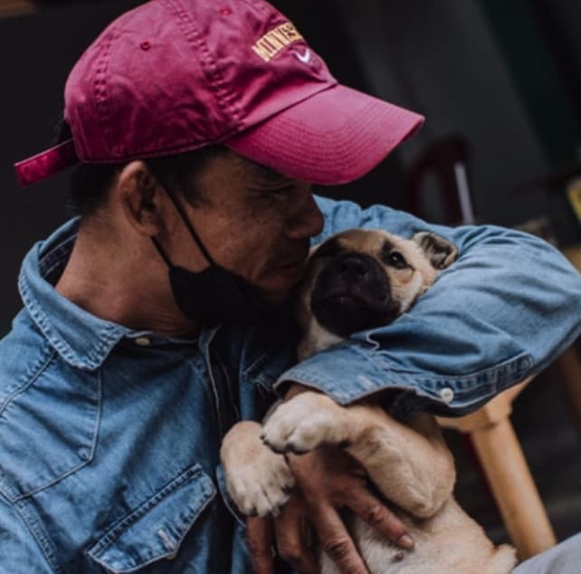 Người bạn mới đã giúp anh có thêm nhiều niềm vui và sức mạnh để đối mặt với khó khăn trong cuộc sống. (Ảnh: Báo Tổ Quốc)
Người bạn mới đã giúp anh có thêm nhiều niềm vui và sức mạnh để đối mặt với khó khăn trong cuộc sống. (Ảnh: Báo Tổ Quốc)