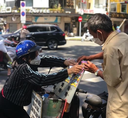 Nhiều người đã ghé qua mua vé số của ông, đồng thời chơi với chú cún. (Ảnh: Zing News)
Nhiều người đã ghé qua mua vé số của ông, đồng thời chơi với chú cún. (Ảnh: Zing News)
