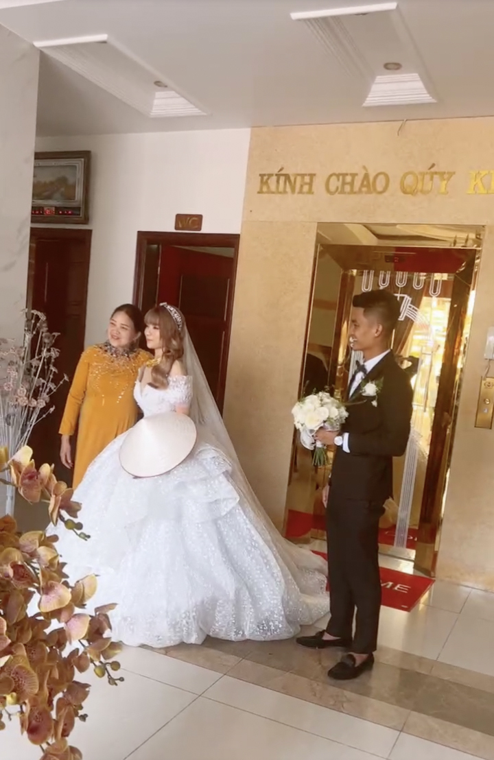  Mẹ Mạc Văn Khoa xuất hiện trong lễ đón dâu và vui vẻ chụp ảnh cùng Vy Pumpe. (Ảnh: FB V.T) - Tin sao Viet - Tin tuc sao Viet - Scandal sao Viet - Tin tuc cua Sao - Tin cua Sao