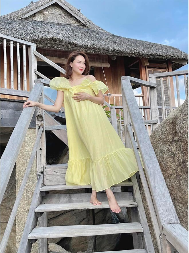  
Thời trang đi biển của cô ghi trọn điểm thanh lịch. Ảnh: FB Nguyen Hong Diem