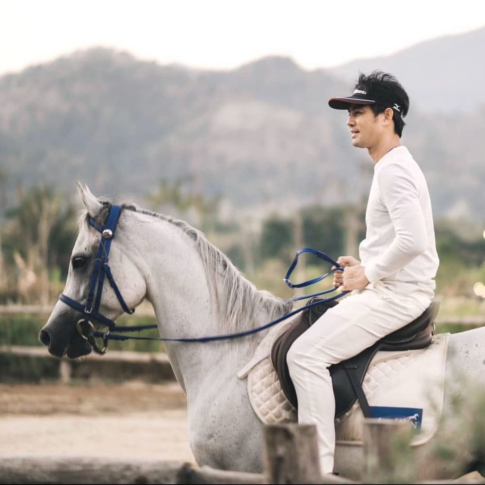  
Anh còn rất thường xuyên tham gia các môn thể thao như cưỡi ngựa để rèn luyện sức khỏe. (Ảnh: Instagram mospatiparn)