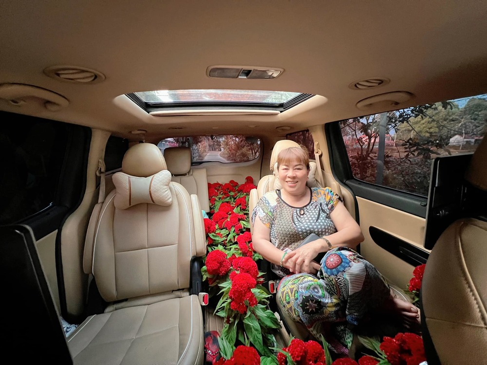 
Biết mẹ thích hoa nên dịp Tết cô sẽ là tài xế riêng đưa mẹ đi mua rất nhiều hoa để phụ huynh trang trí nhà. (Ảnh: FB Nam Thư) - Tin sao Viet - Tin tuc sao Viet - Scandal sao Viet - Tin tuc cua Sao - Tin cua Sao