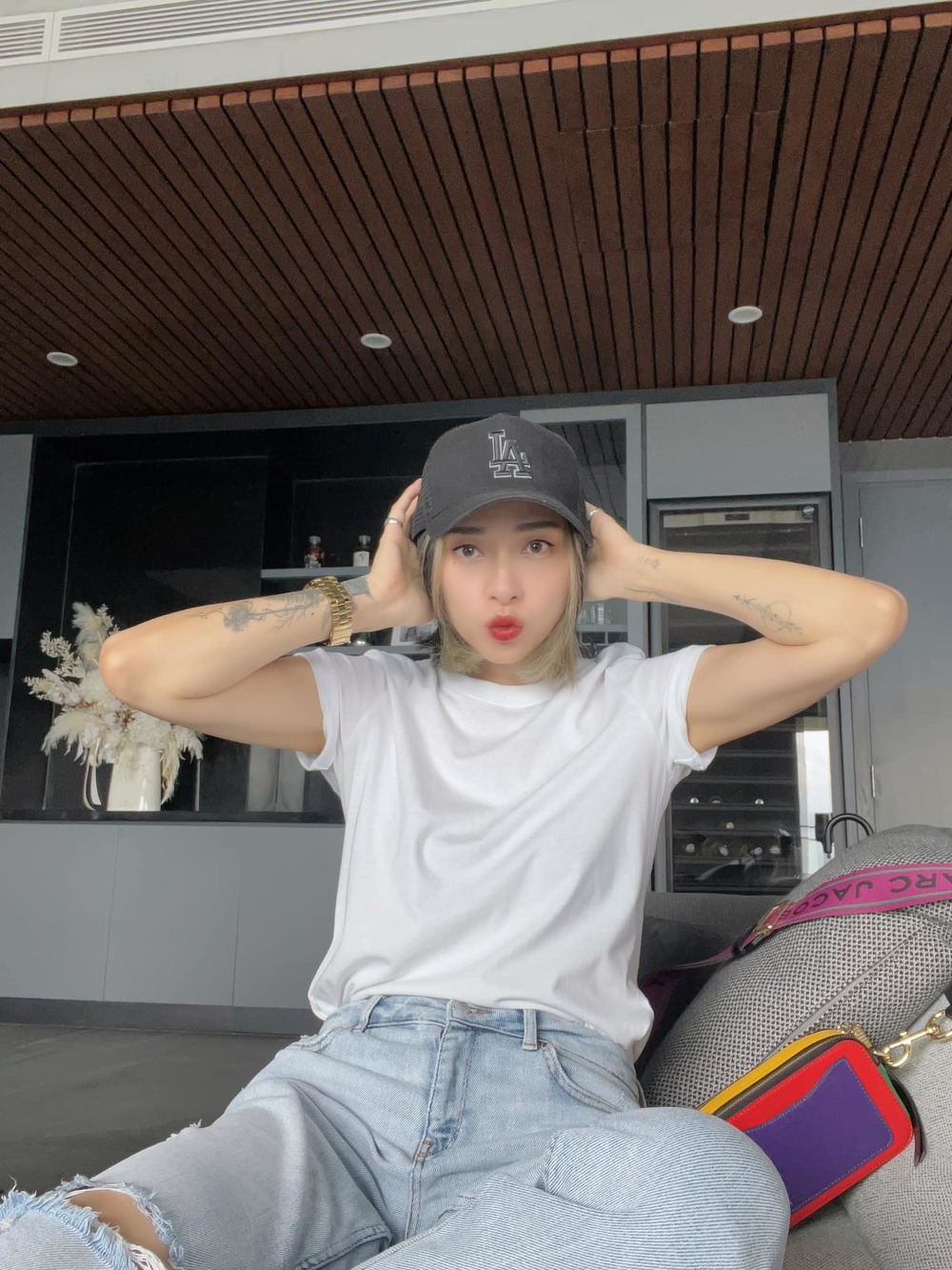    Cách tạo dáng khi chụp ảnh của bà xã Huy Trần cũng "teen" hơn hẳn trước đây. (Ảnh: FB Ngô Thanh Vân)