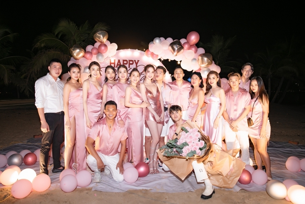  
Dresscode tông hồng ấn tượng trong tiệc sinh nhật ở biển của diễn viên Vòng Eo 56. (Ảnh: FB Ngọc Trinh)