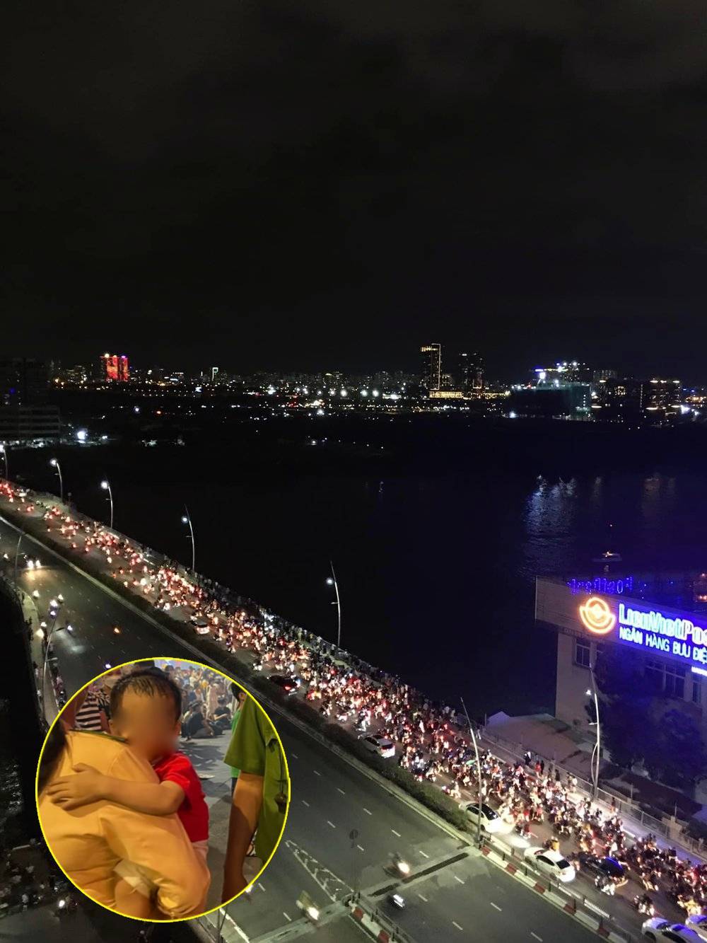  
Bé trai bị lạc bố mẹ giữa "biển người" đang xem pháo hoa bên sông Sài Gòn. (Ảnh: FB Thanh Hà/Pháp luật và Bạn đọc)