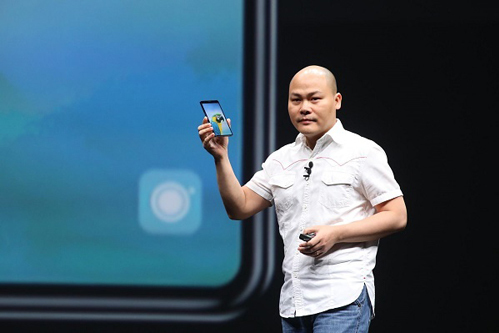  
Nguyễn Tử Quảng gắn liền với chiếc điện thoại đầu tiên do Việt Nam sản xuất. (Ảnh: Bkav.vn)