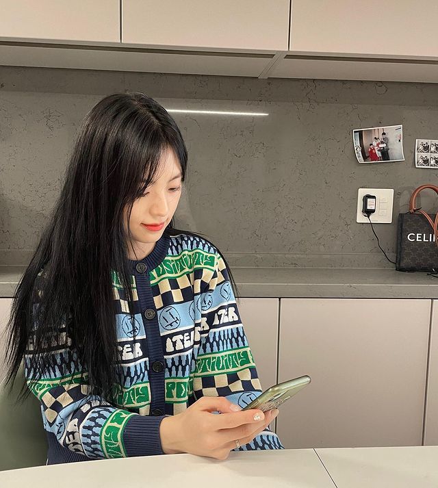  Cô thích những chiếc áo len kín đáo để giữ ấm, họa tiết bắt mắt nên không nhàm chán. (Ảnh: Instagram jiyyoon_s2)