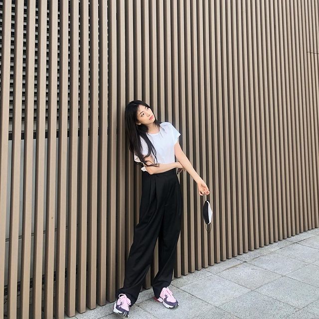  Áo thun trắng, quần ống suông và giày thể thao năng động, chị gái Jisoo khiến dân tình ngỡ như thiếu nữ đôi mươi. (Ảnh: Instagram jiyyoon_s2)
