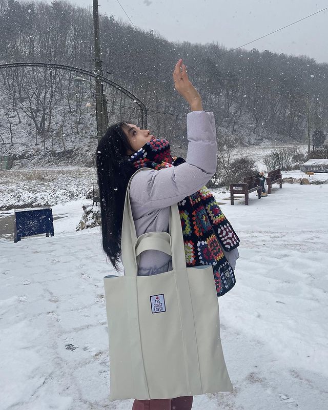  Khoảnh khắc đáng yêu của Jiyoon giữa trời tuyết. (Ảnh: Instagram jiyyoon_s2)