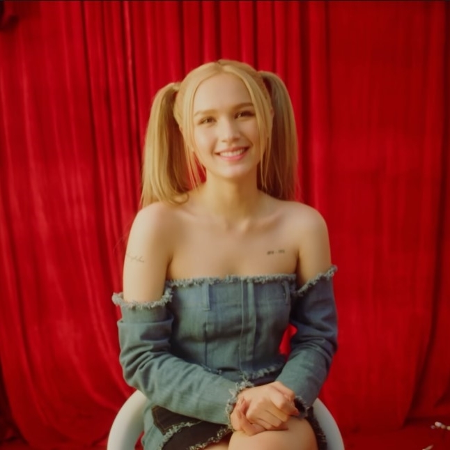    Trang phục cô nàng mặc giúp khoe được nhan sắc xinh đẹp cùng hình thể chuẩn chỉnh. (Ảnh: YouTube Quang Hùng MasterD)