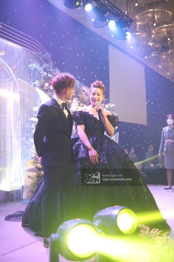    Đây cũng là thiết kế mà cô diện tại bữa tiệc cưới.