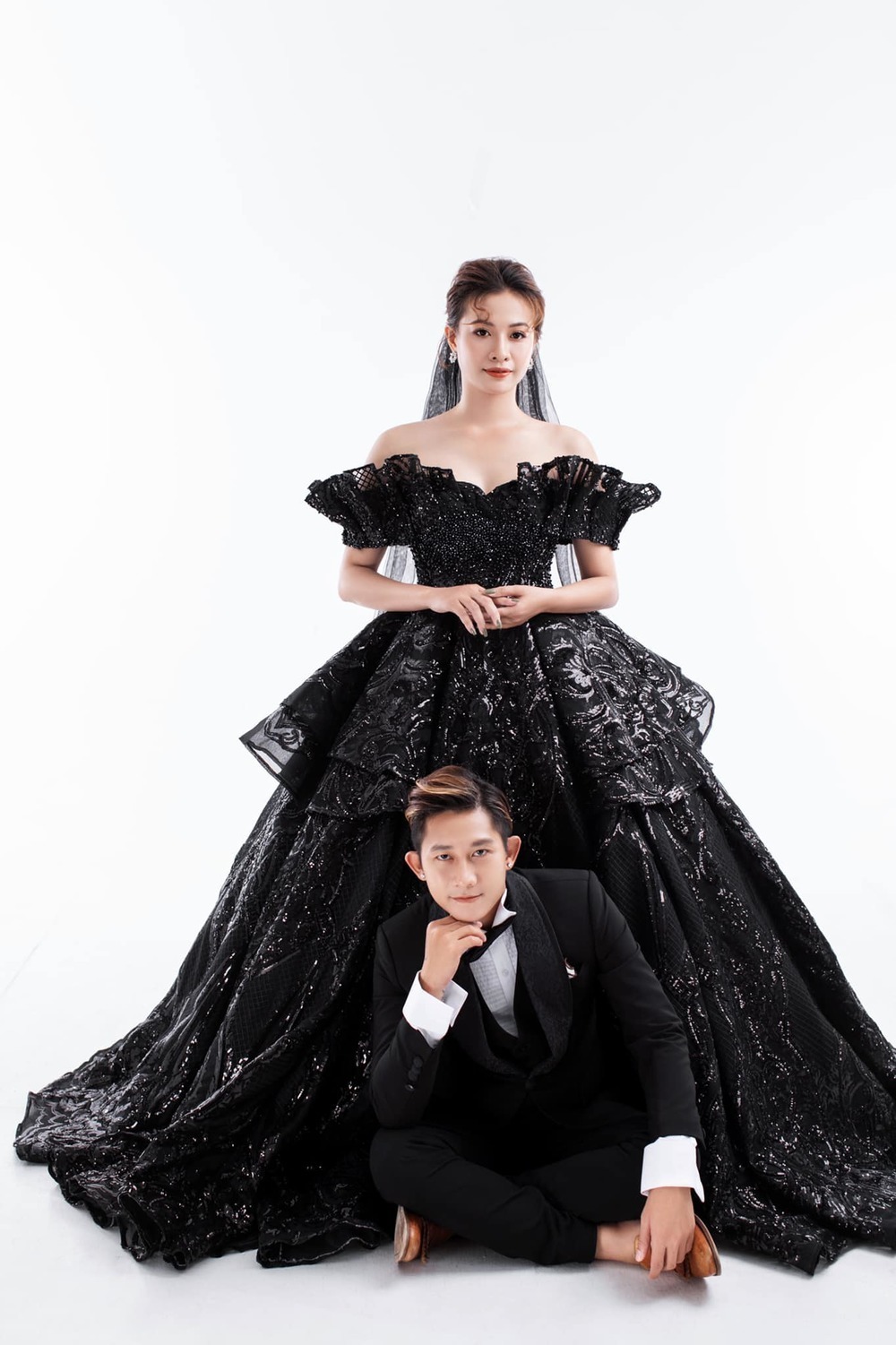    Vợ cựu thành viên HKT từ khi chia sẻ ảnh cưới đã khiến netizen "tròn xoe mắt" vì độ chịu chơi với váy cưới màu đen có một không hai. (Ảnh: FB Hồ Gia Hùng)