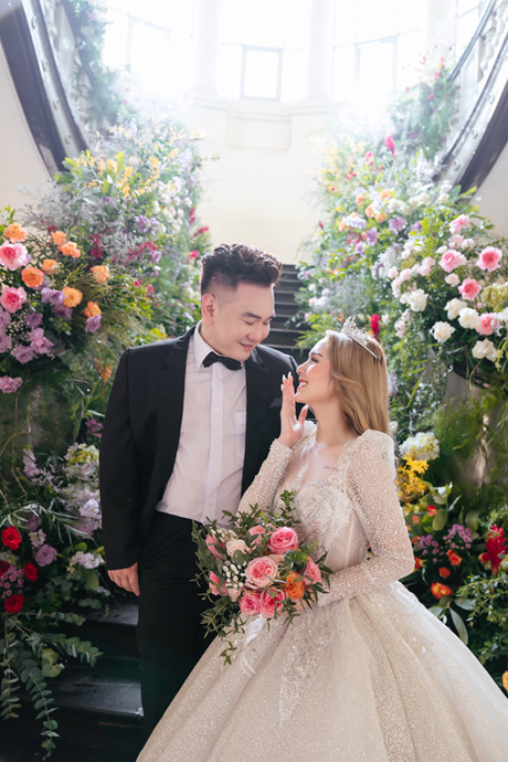    Cận cảnh visual cực phẩm của Xoài Non khi diện váy cưới tiền tỷ, lúc này cô để tóc màu vàng sáng. (Ảnh: FB Phạm Trang)