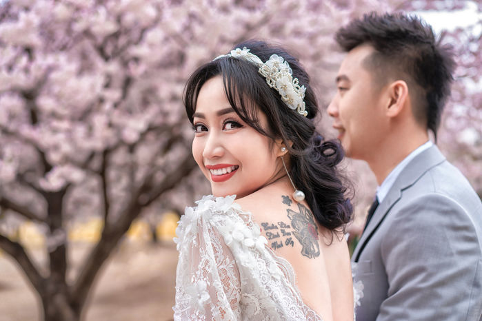    Ốc Thanh Vân khi cùng ông xã thực hiện bộ ảnh cưới nhân kỷ niệm 11 năm bên nhau cũng cá tính không kém. (Ảnh: FB Ốc Thanh Vân)