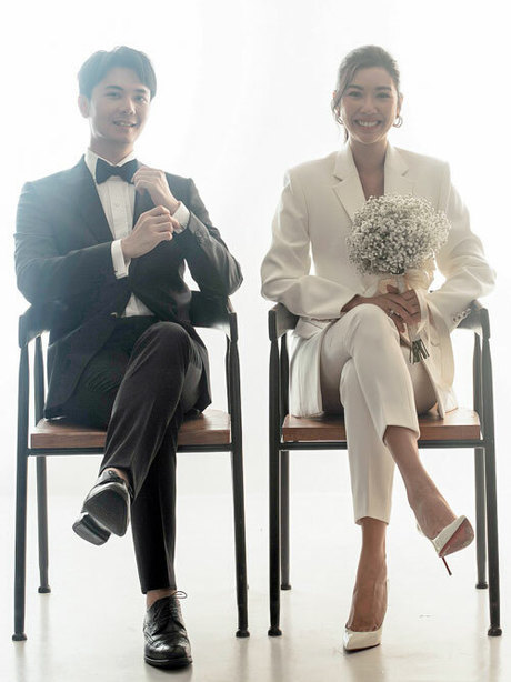    Á hậu Thúy Vân cũng cá tính khi mặc vest, tay cầm hoa cưới. (Ảnh: FB Thúy Vân)