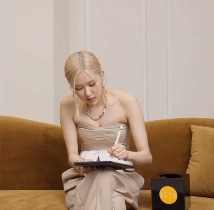  Rosé diện thiết kế cúo ngực trong video phỏng vấn với Elle. (Ảnh: Elle)