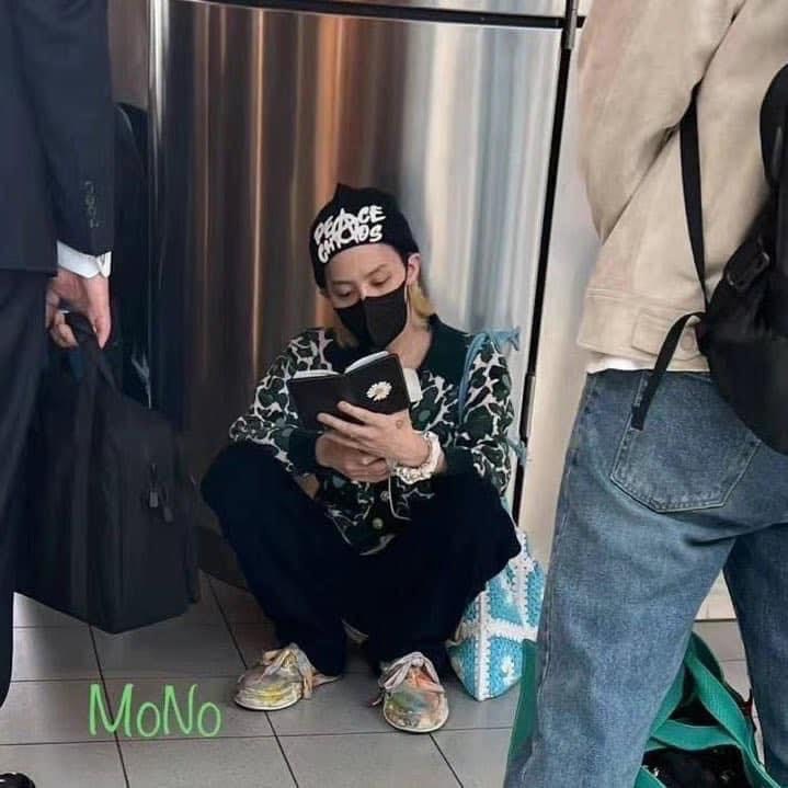 Fan suýt không nhận ra anh chàng ngồi xổm ở sân bay này chính là G-Dragon. (Ảnh: Mono)