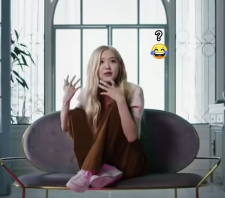 Khi nói chuyện hăng say, cô nàng sẽ bất giác cuộn mình lại. (Ảnh: Chụp màn hình YouTube BLACKPINK)