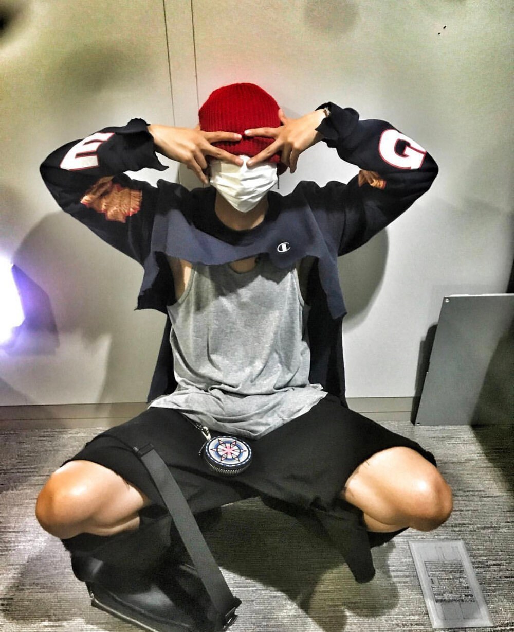 Mino diện cả "cây" đồ hiệu nhưng tạo dáng chụp ảnh hết sức khó đỡ. (Ảnh: Instagram @realllllmino)
