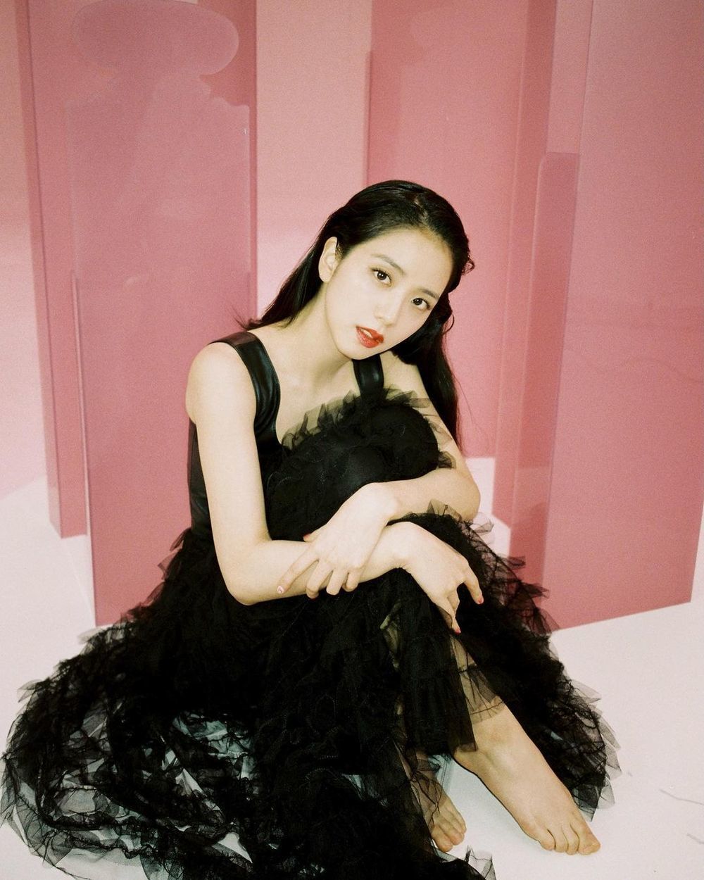 Nữ idol nhận được nhiều lời khen trong bộ váy đen. (Ảnh: Pinterest)