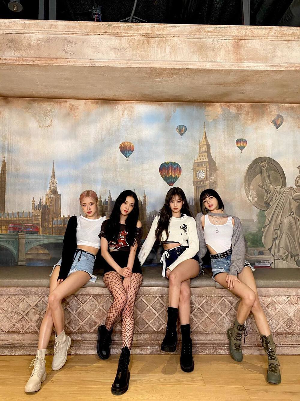 Thời điểm BLACKPINK phát hành full album đầu tay là The Album, doanh số tiêu thụ từ fandom cá nhân của Lisa cao nhất nhóm. (Ảnh: Pinterest)