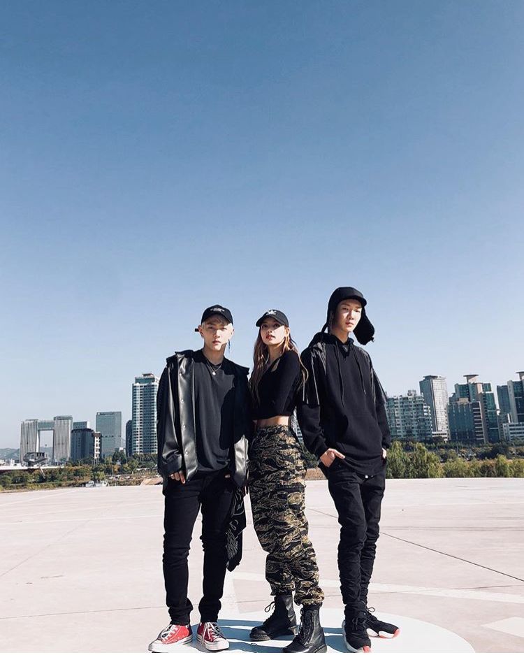 Lisa, Seunghoon và DK còn có mối quan hệ đồng nghiệp thân thiết. (Ảnh: Pinterest)