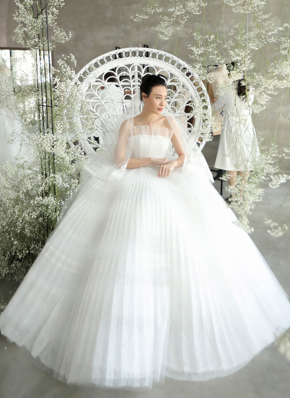  Đàm Thu Trang tựa nàng công chúa trong truyện cổ tích khi diện mẫu váy cưới bồng bềnh. (Ảnh: FB Đàm Thu Trang)