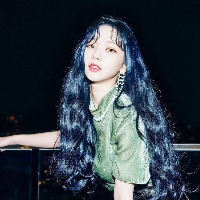    Karina thăng hạng nhan sắc khi uốn tóc xoăn. (Ảnh: Allkpop)