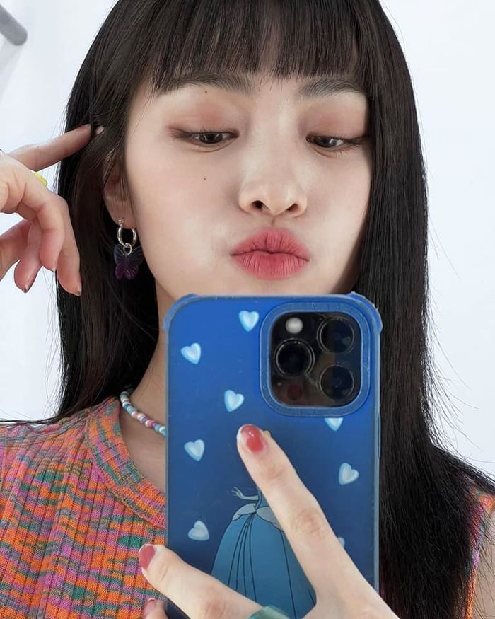    Hiện cô vẫn để tóc ngắn nhưng có thêm chiếc mái ngố nữ idol tự cắt. (Ảnh: Instagram @itzy.all.in.us)