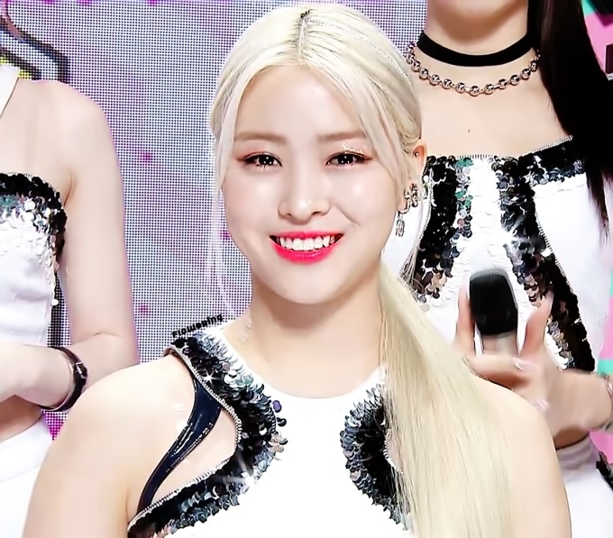    Ryujin gây ấn tượng khi để tóc dài. (Ảnh: Allkpop)