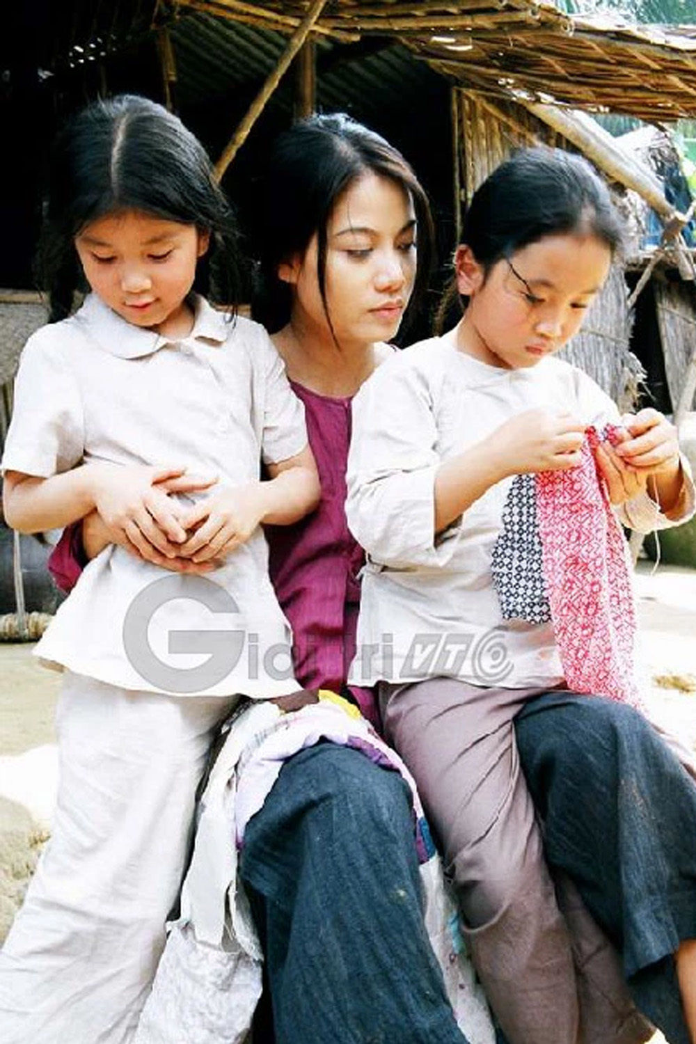 Mẹ Dần (Trương Ngọc Ánh) và 2 cô con gái. (Ảnh: Giải trí VTC)
